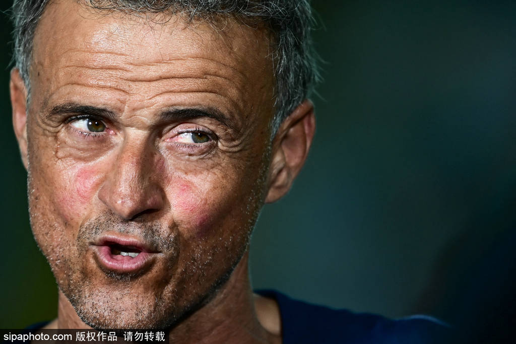 现了他对球, 转会市场