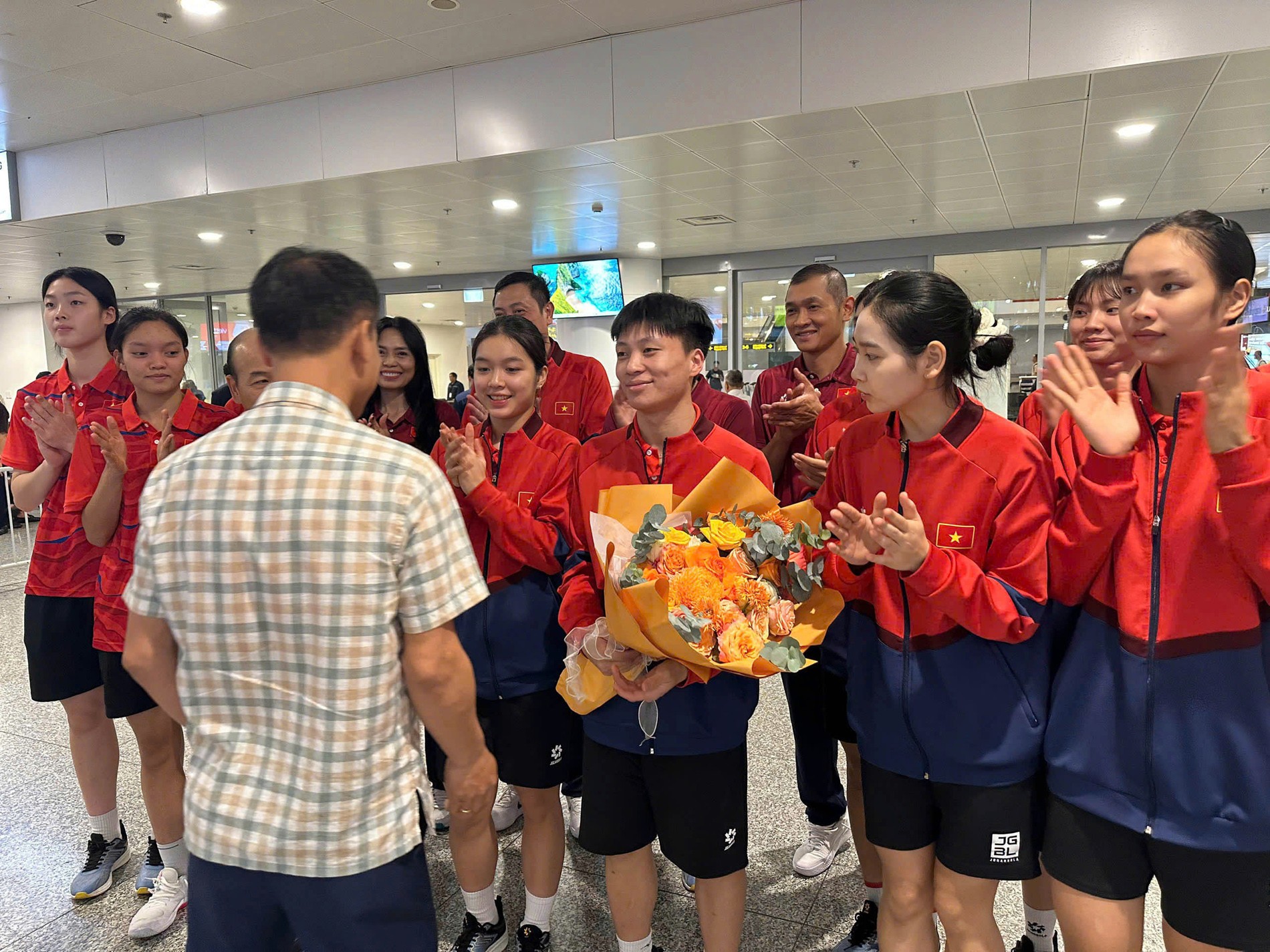 长到场, 出了质疑, 的具体处罚